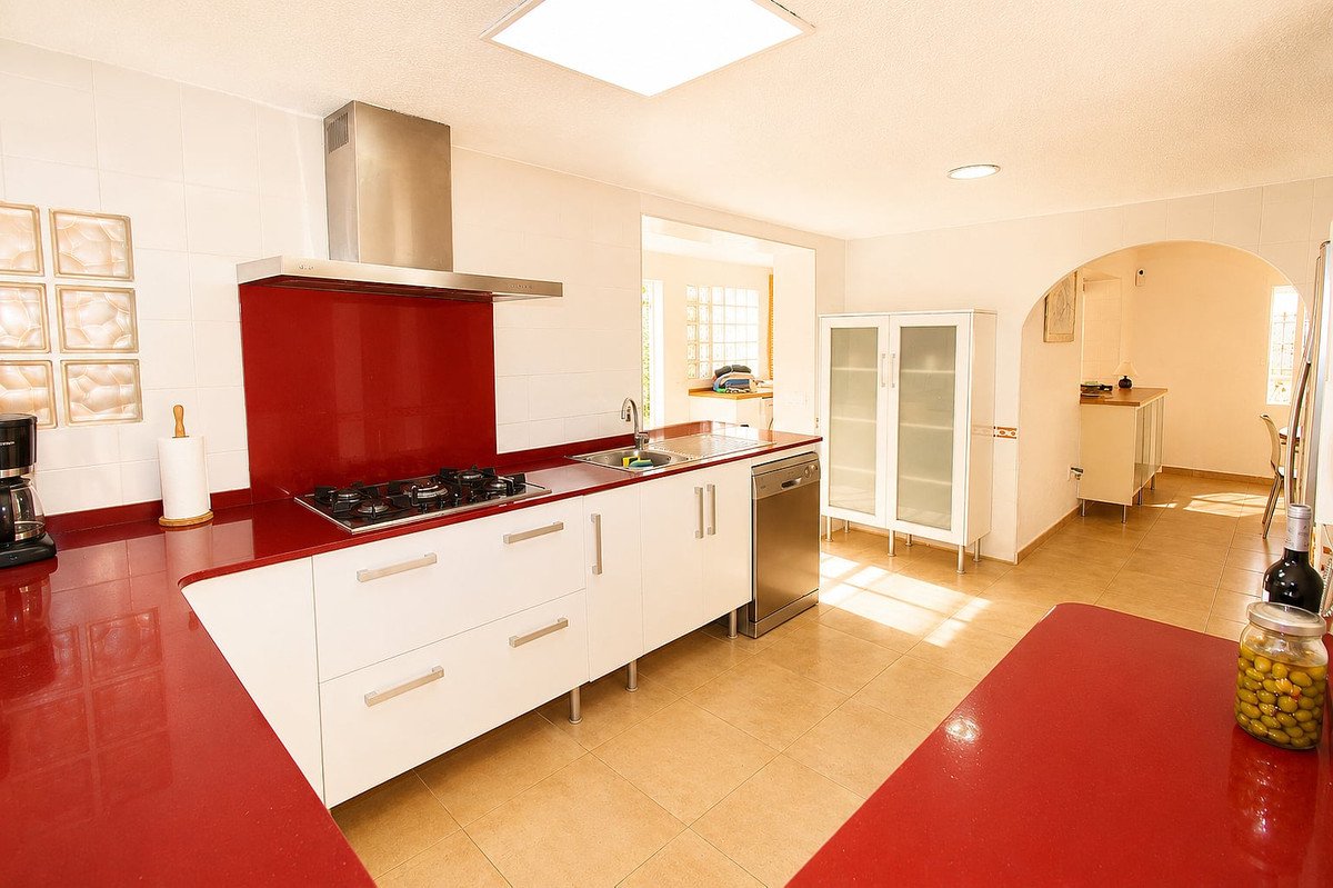 5 Bed Detached Villa in La Zenia