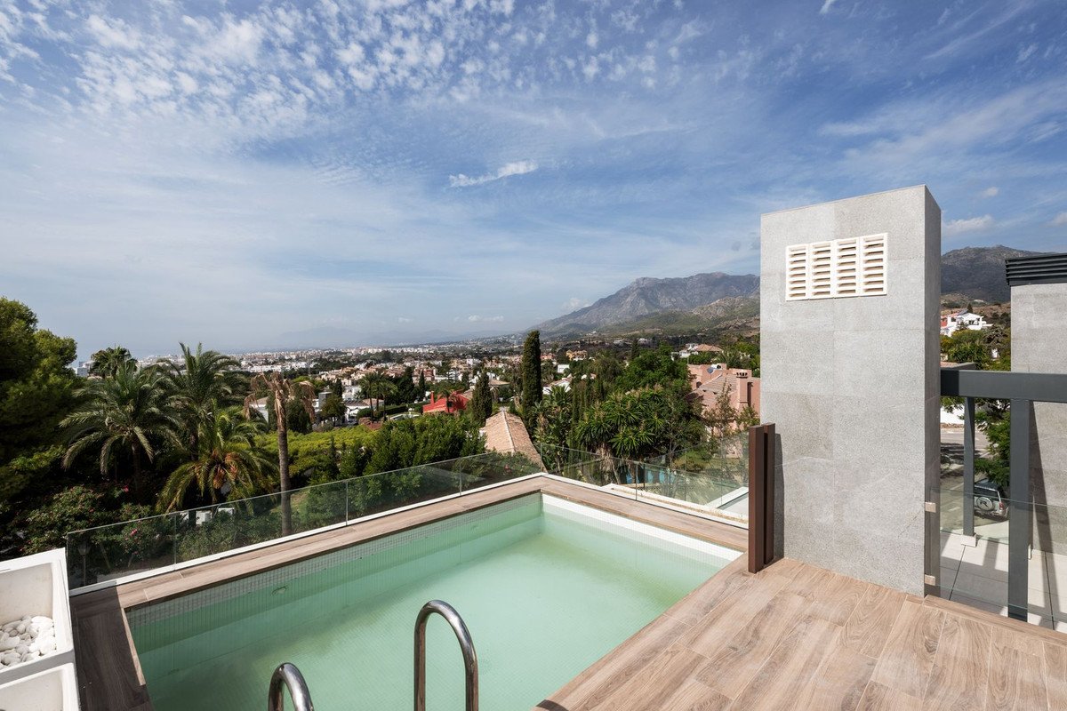 6 Bed Semi-Detached House in Río Real