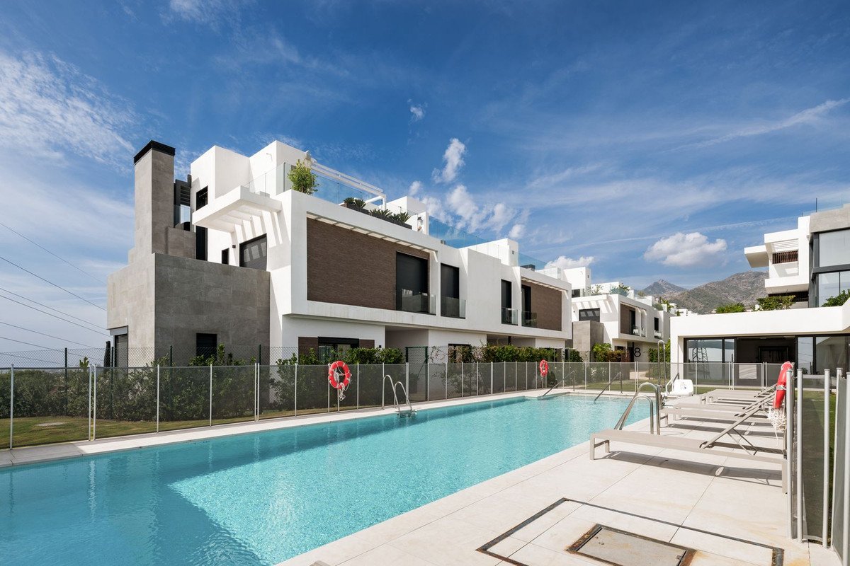 6 Bed Semi-Detached House in Río Real