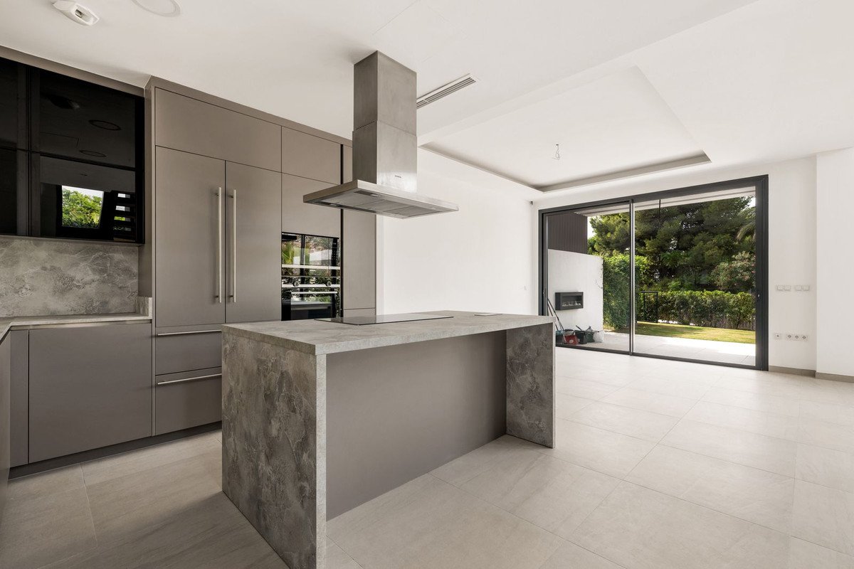 6 Bed Semi-Detached House in Río Real