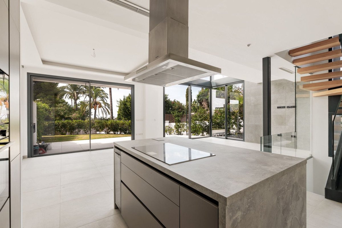 6 Bed Semi-Detached House in Río Real