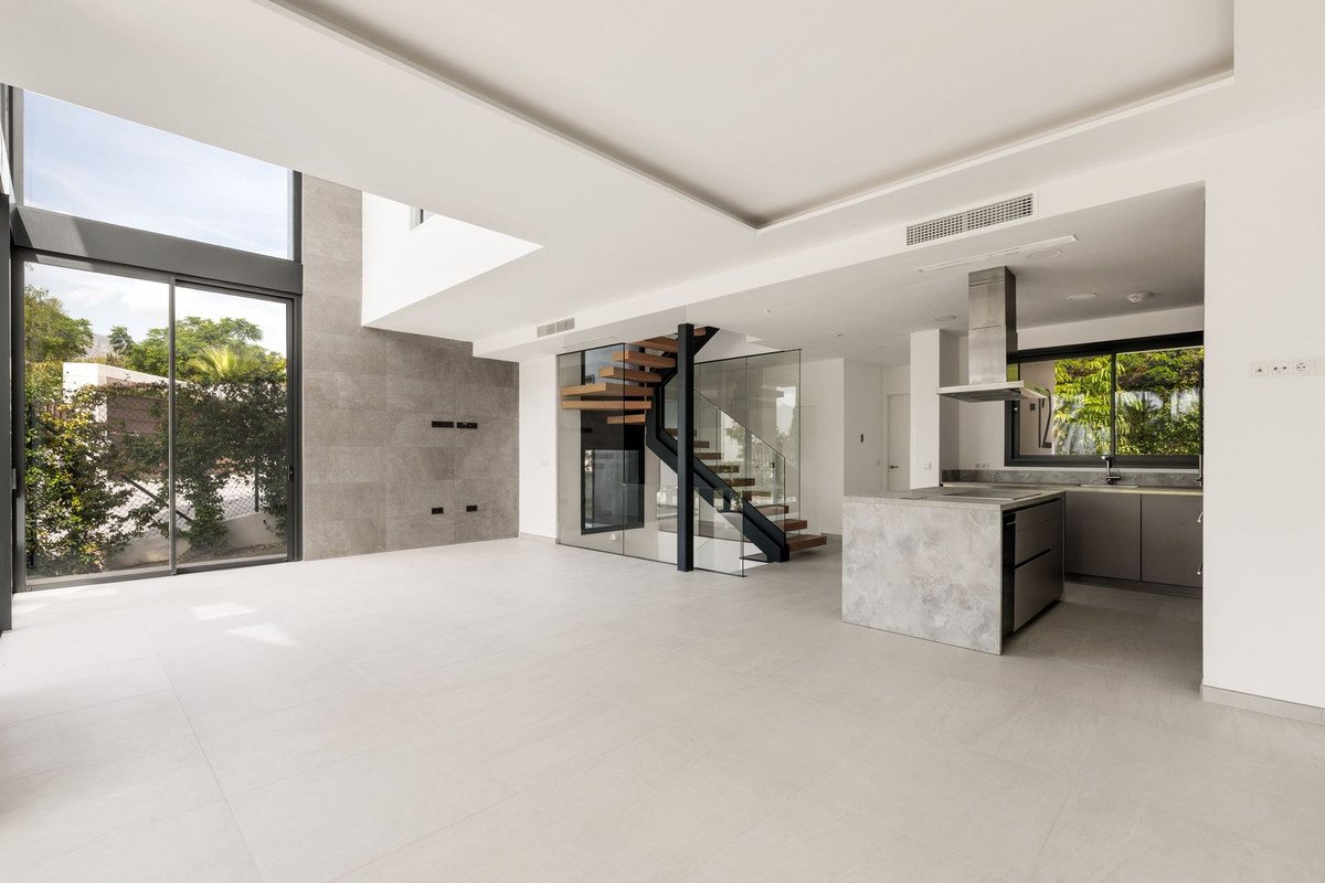 6 Bed Semi-Detached House in Río Real