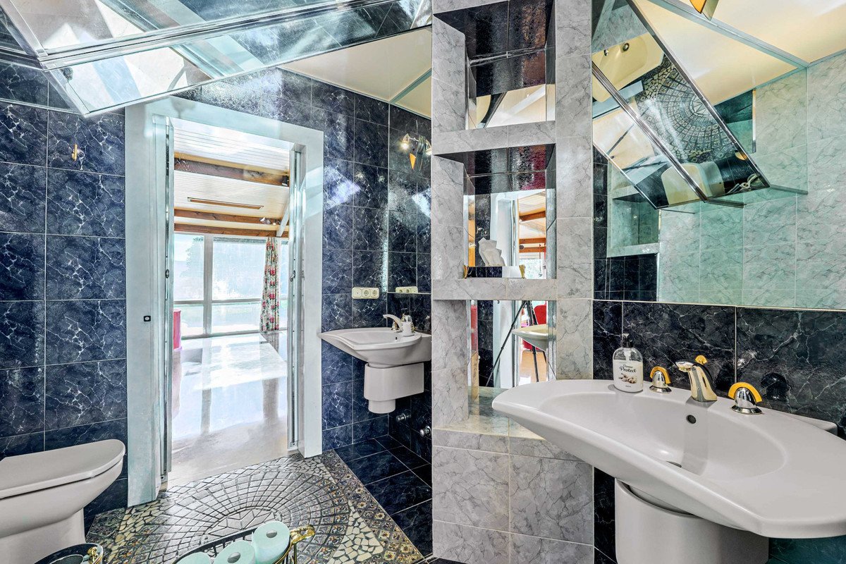 10 Bed Commercial in Alhaurín de la Torre