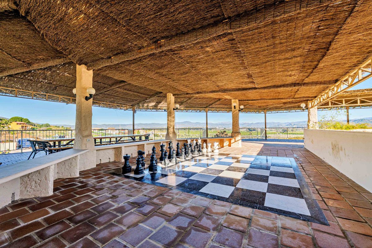 10 Bed Commercial in Alhaurín de la Torre
