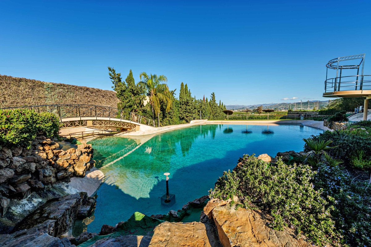 10 Bed Commercial in Alhaurín de la Torre