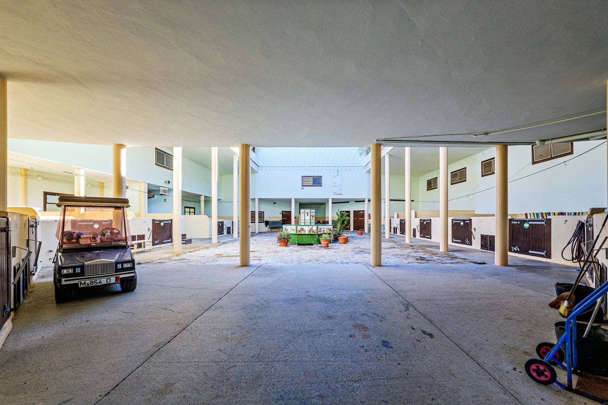 10 Bed Commercial in Alhaurín de la Torre