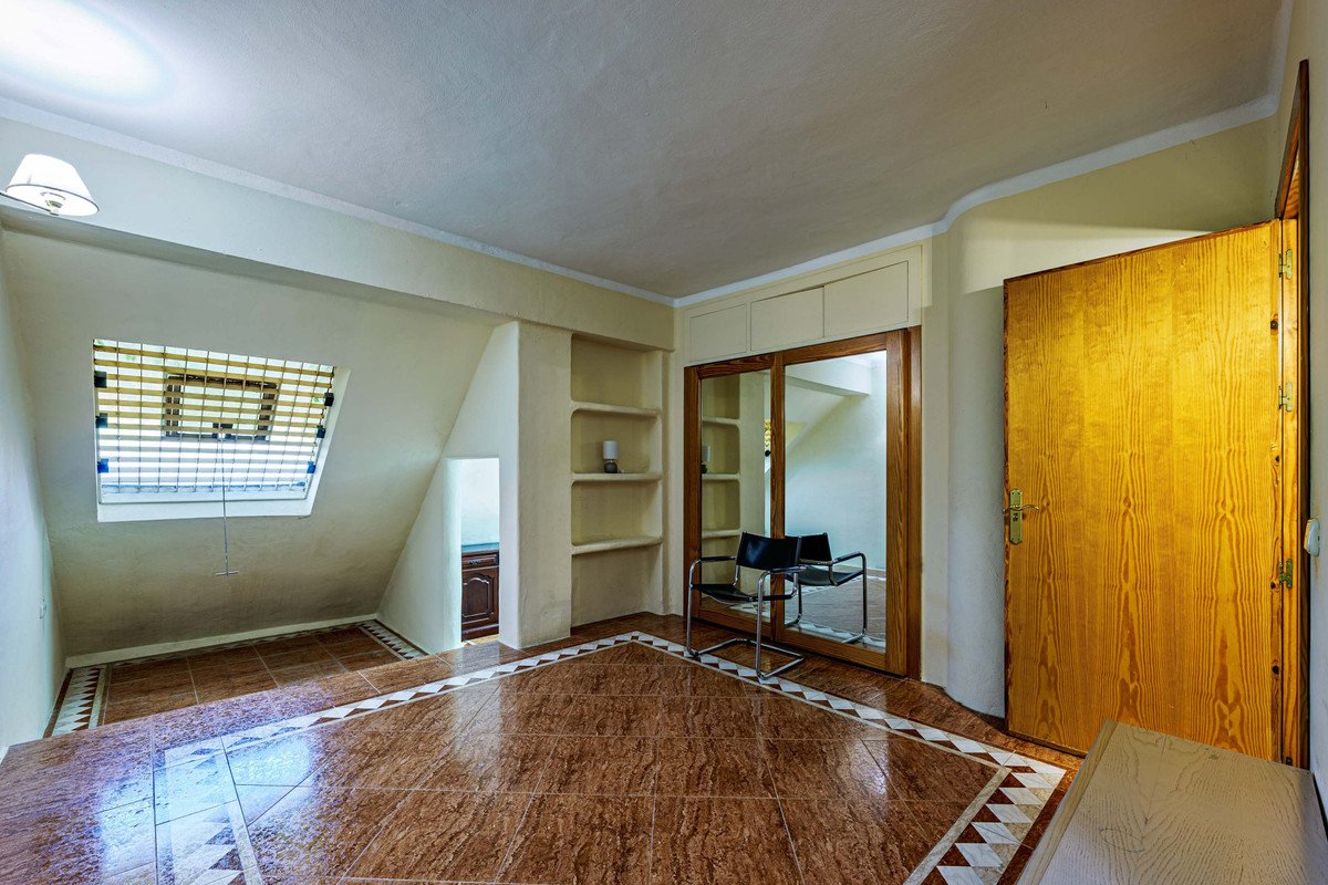 10 Bed Commercial in Alhaurín de la Torre