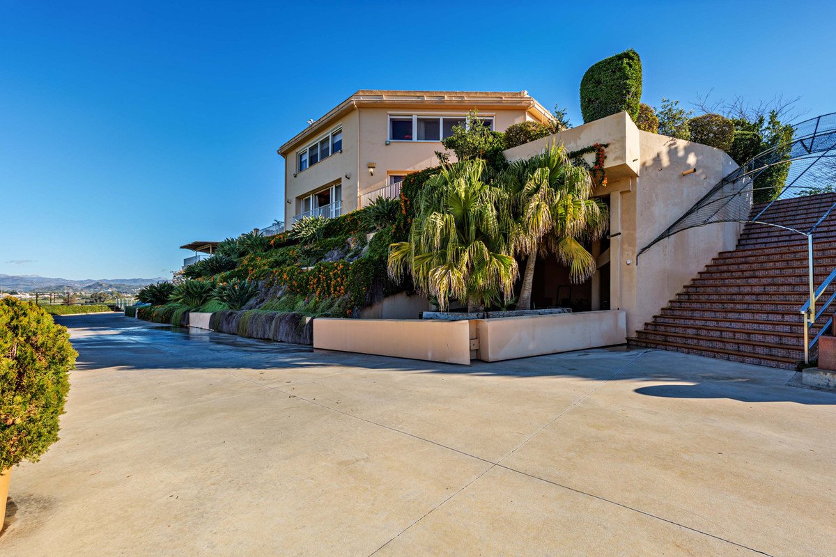 10 Bed Commercial in Alhaurín de la Torre