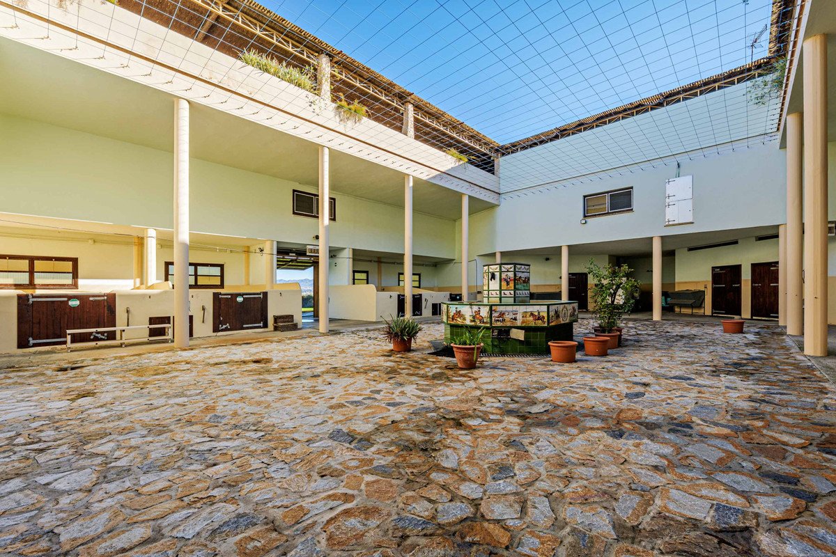 10 Bed Commercial in Alhaurín de la Torre