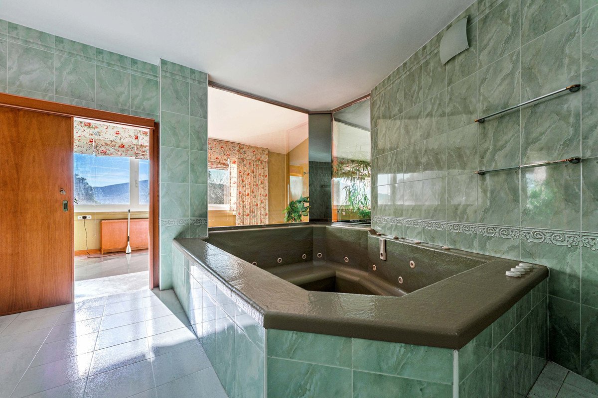 10 Bed Commercial in Alhaurín de la Torre