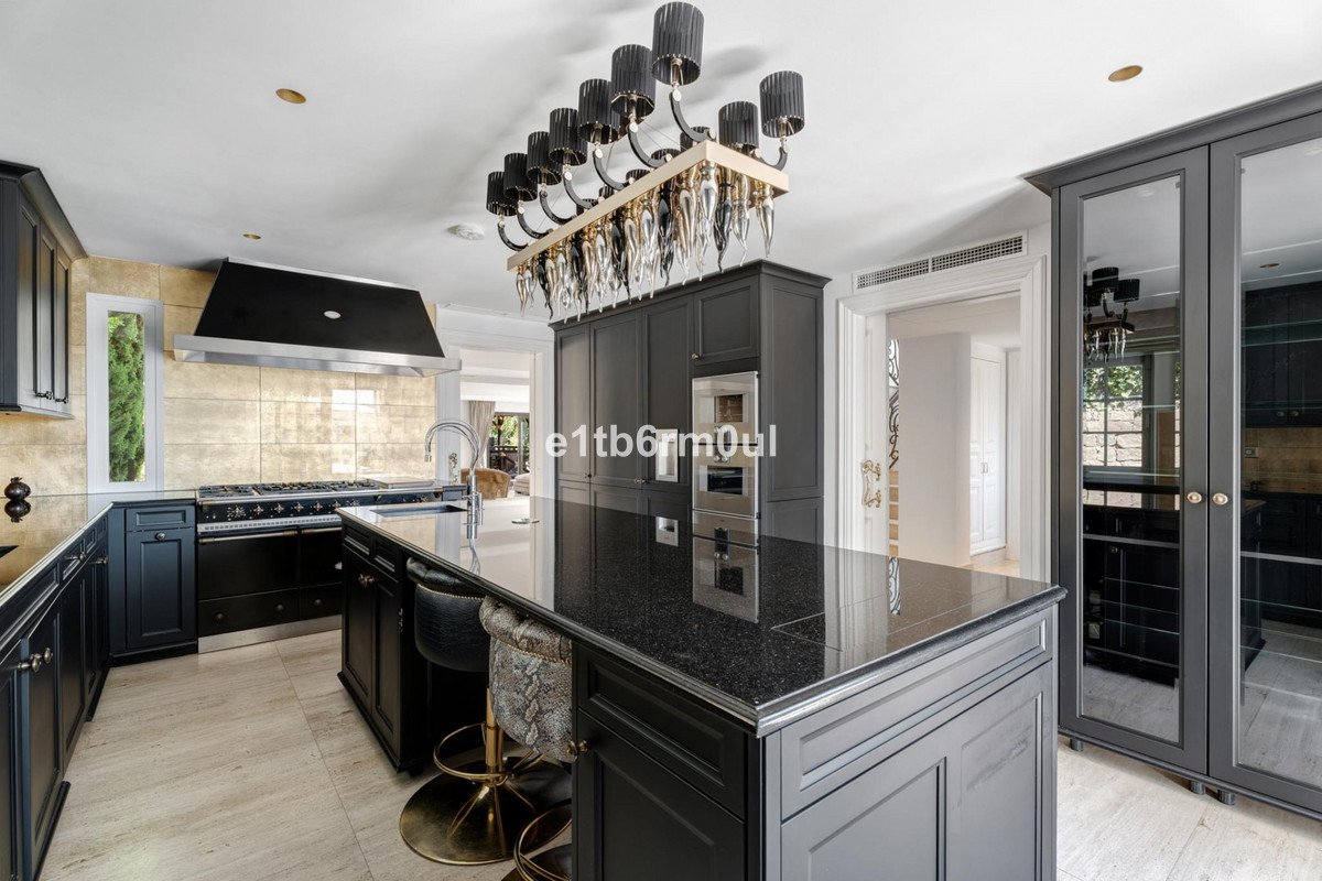 7 Bed Detached Villa in Benahavís