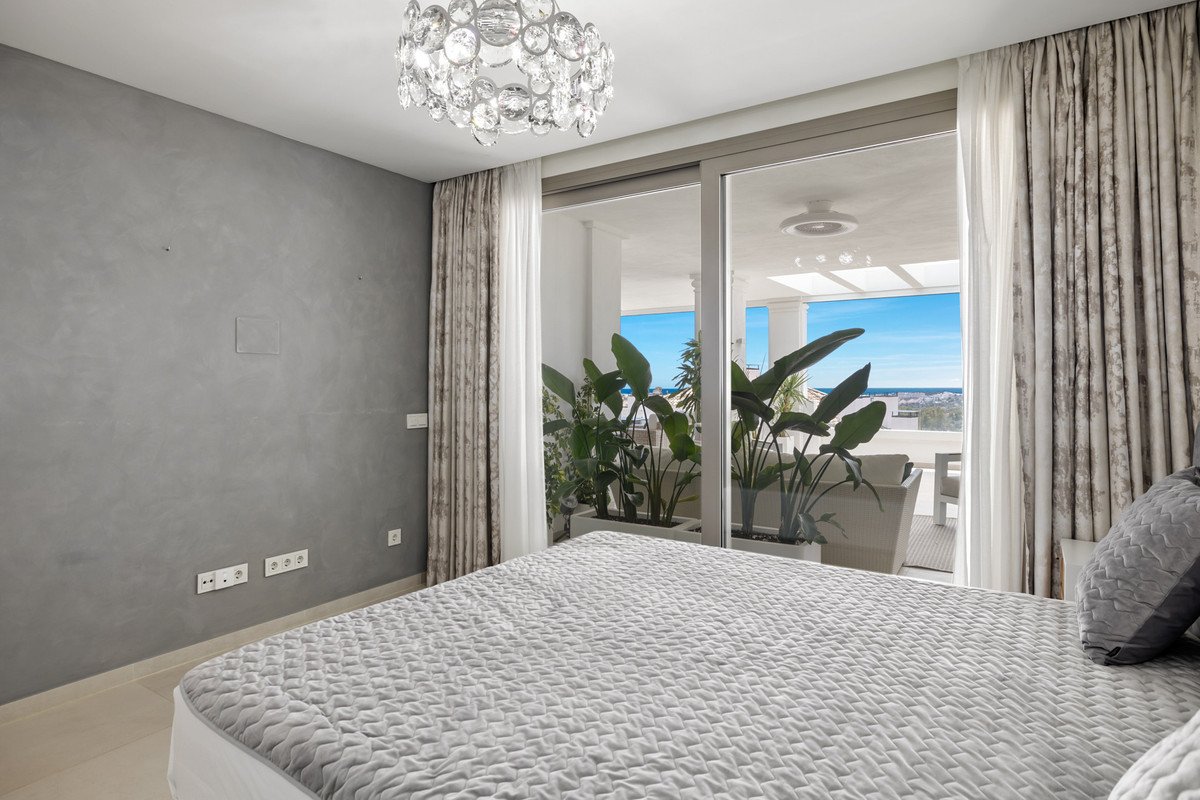7 Bed Middle Floor Apartment in Nueva Andalucía