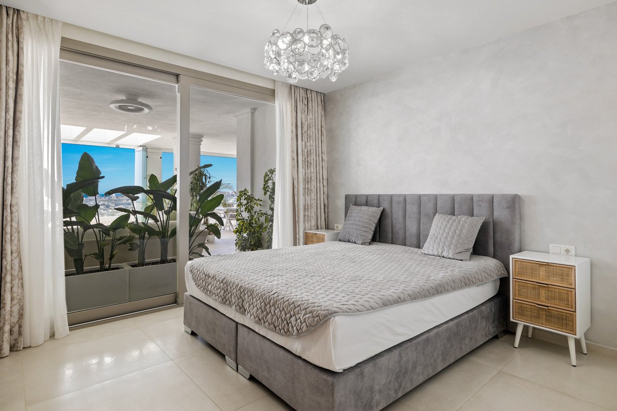 7 Bed Middle Floor Apartment in Nueva Andalucía