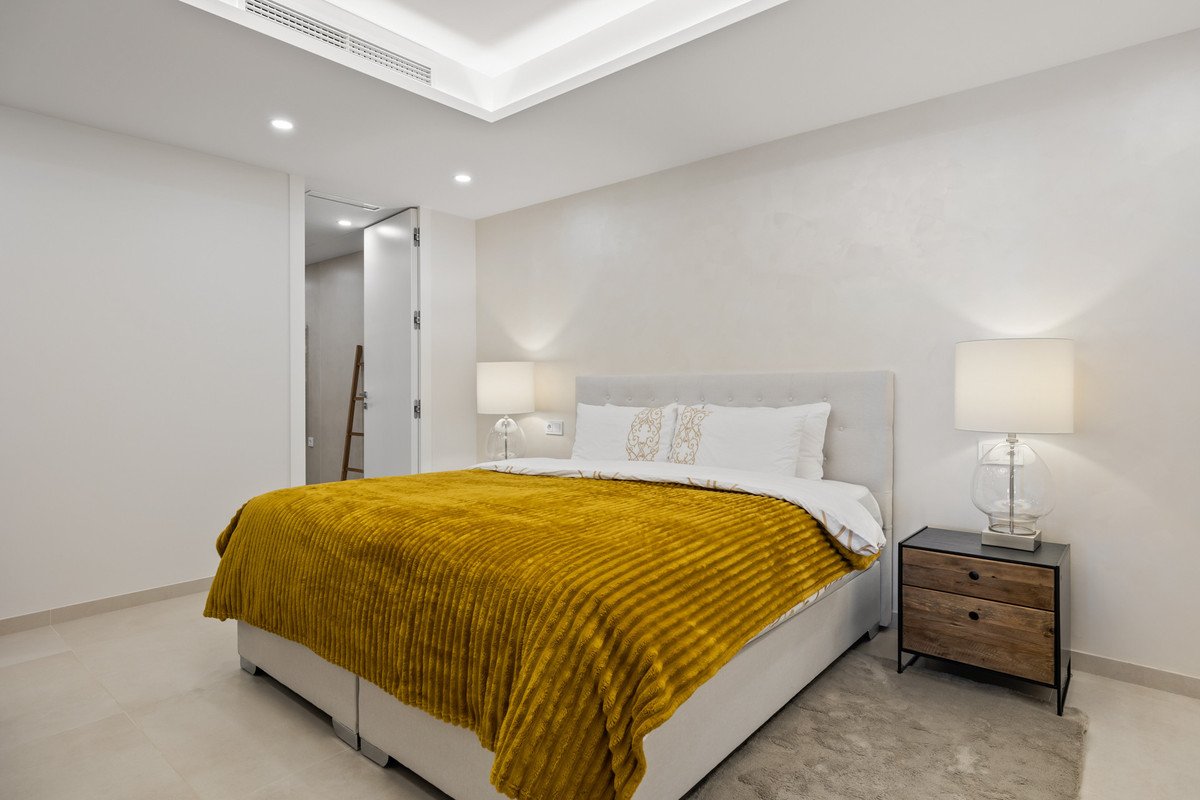 7 Bed Middle Floor Apartment in Nueva Andalucía