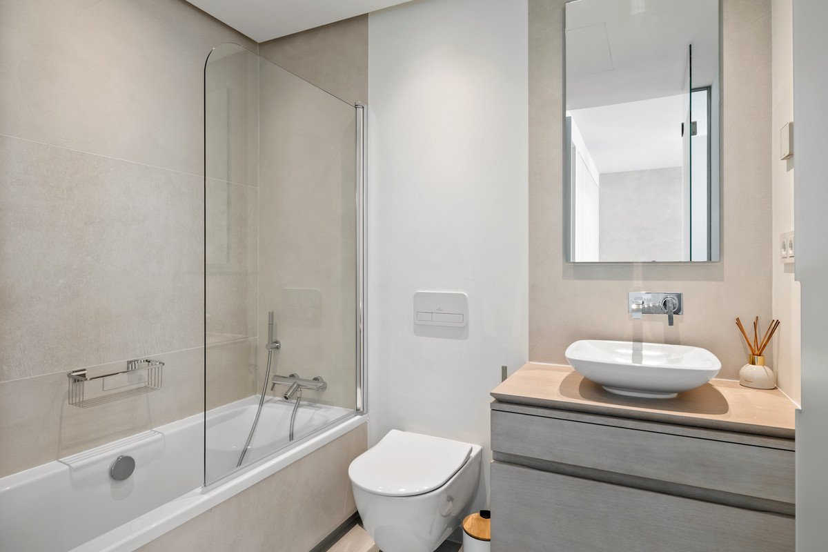 7 Bed Middle Floor Apartment in Nueva Andalucía