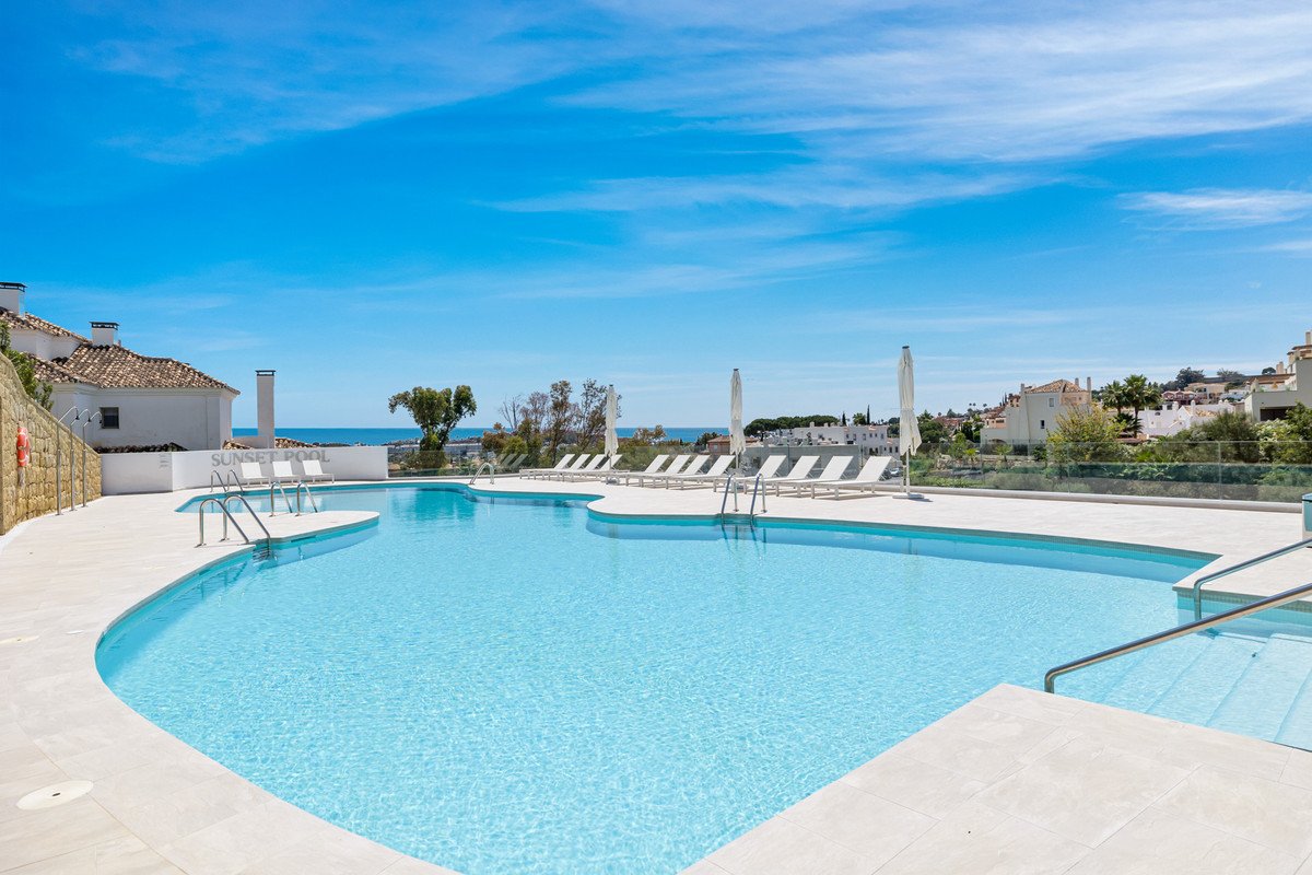 7 Bed Middle Floor Apartment in Nueva Andalucía