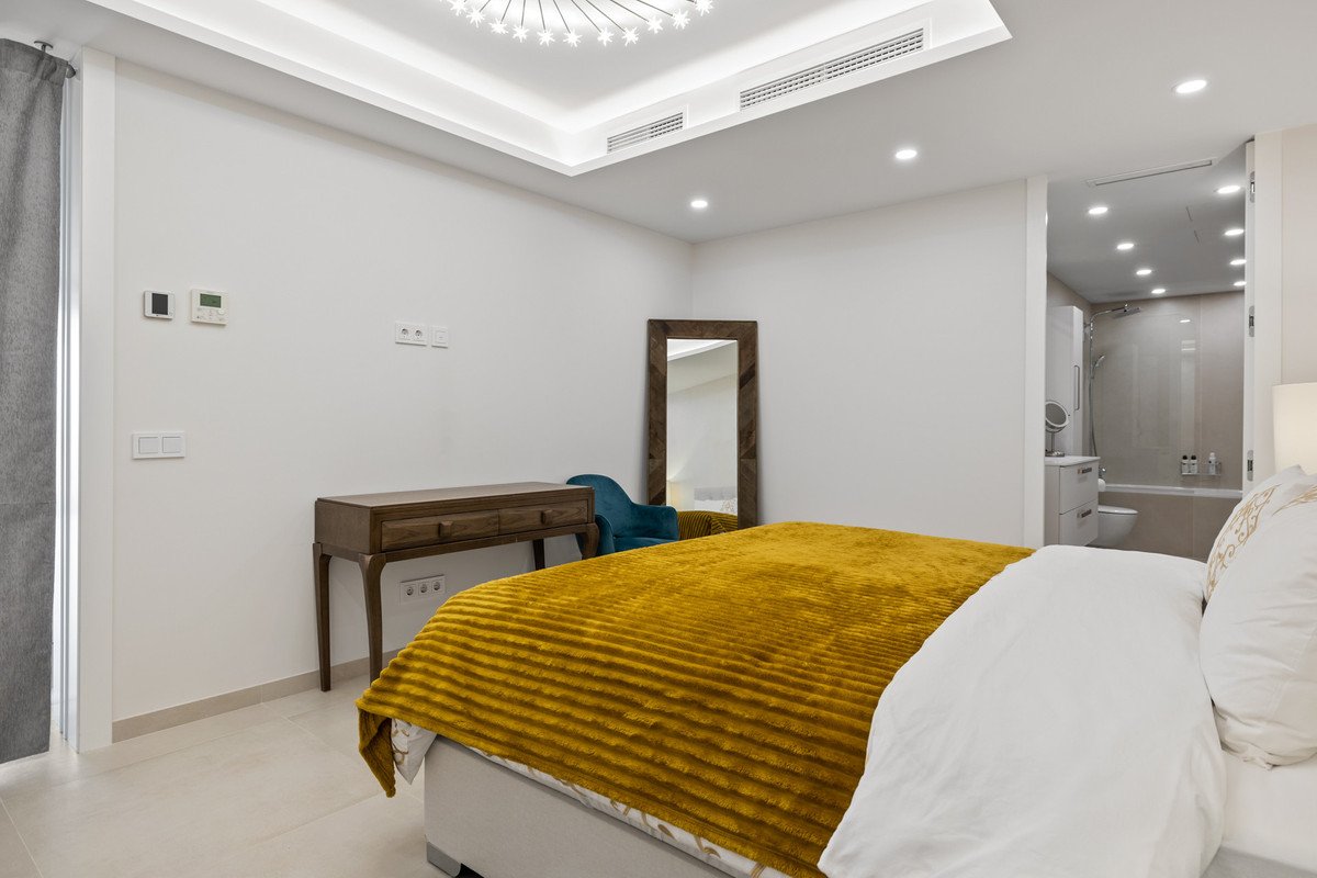 7 Bed Middle Floor Apartment in Nueva Andalucía
