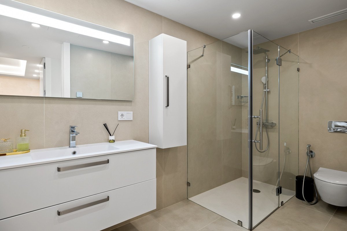 7 Bed Middle Floor Apartment in Nueva Andalucía