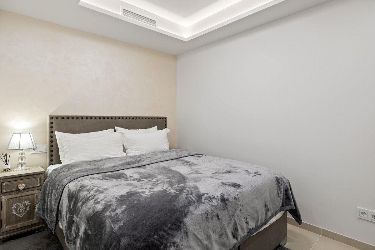 7 Bed Middle Floor Apartment in Nueva Andalucía