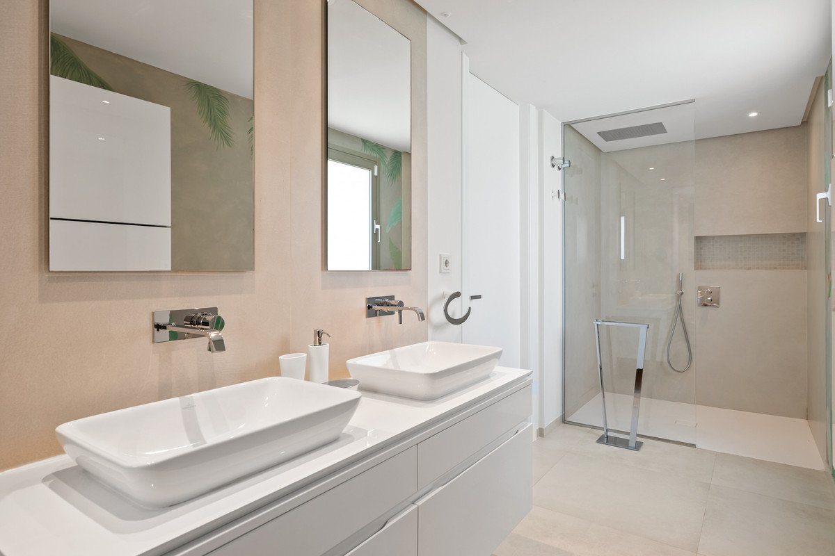 7 Bed Middle Floor Apartment in Nueva Andalucía