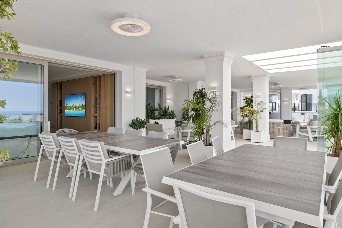 7 Bed Middle Floor Apartment in Nueva Andalucía