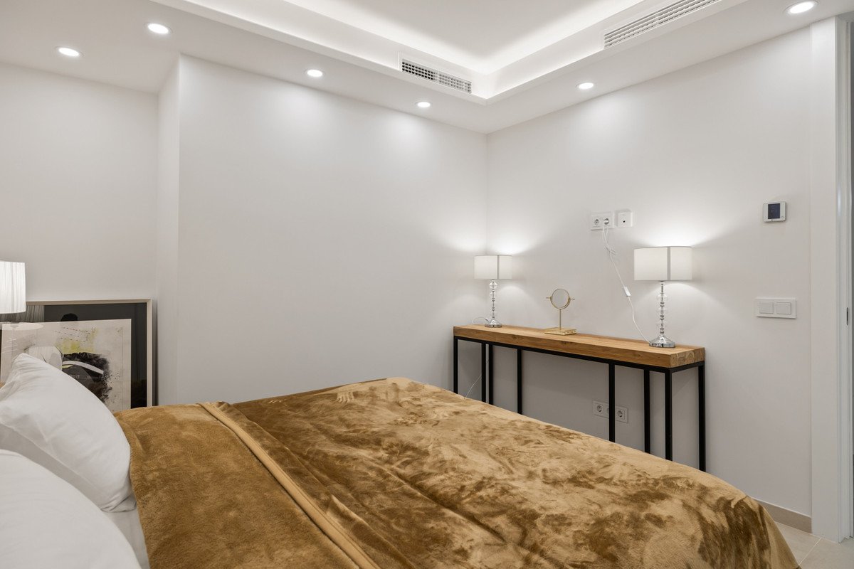 7 Bed Middle Floor Apartment in Nueva Andalucía