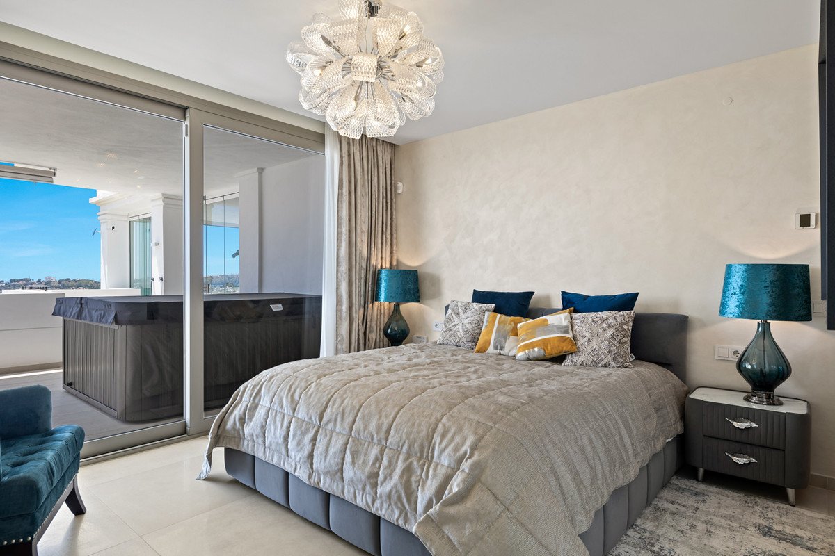 7 Bed Middle Floor Apartment in Nueva Andalucía