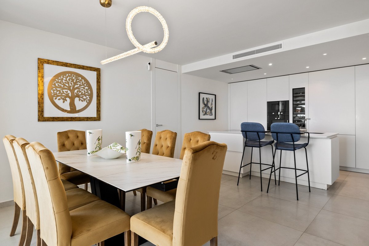 7 Bed Middle Floor Apartment in Nueva Andalucía