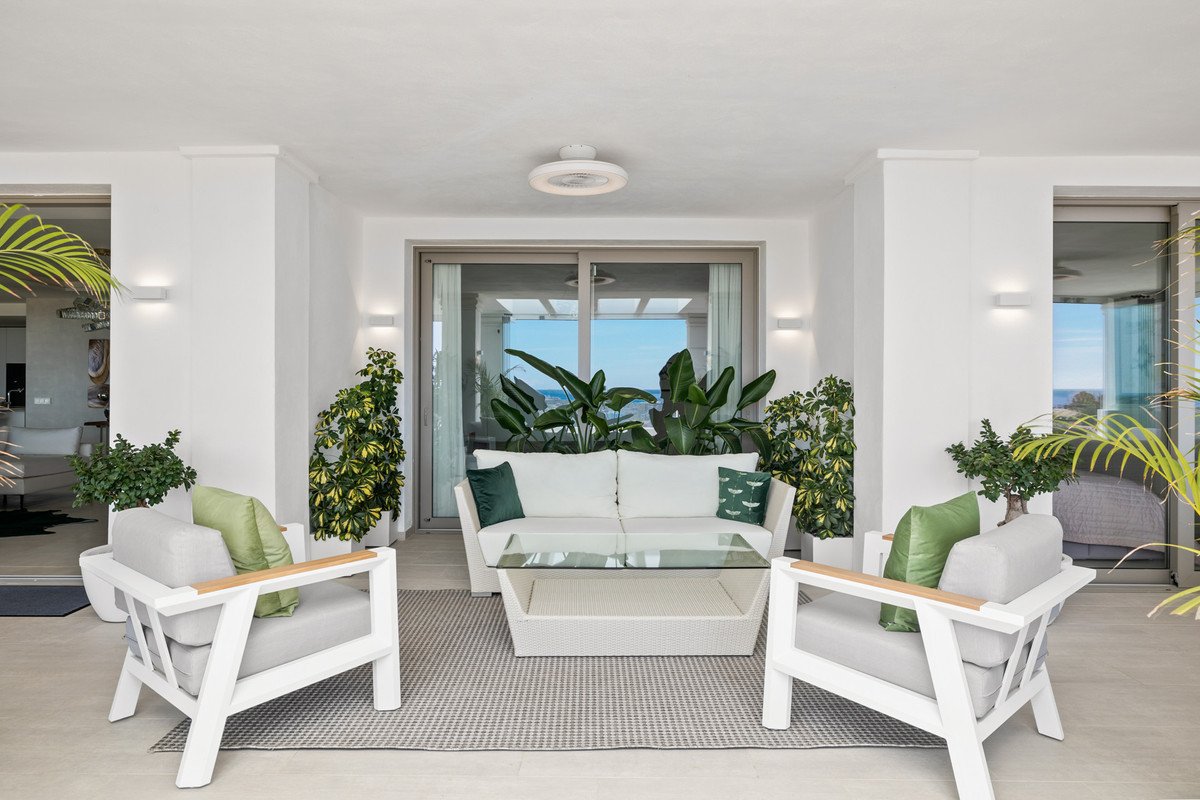 7 Bed Middle Floor Apartment in Nueva Andalucía