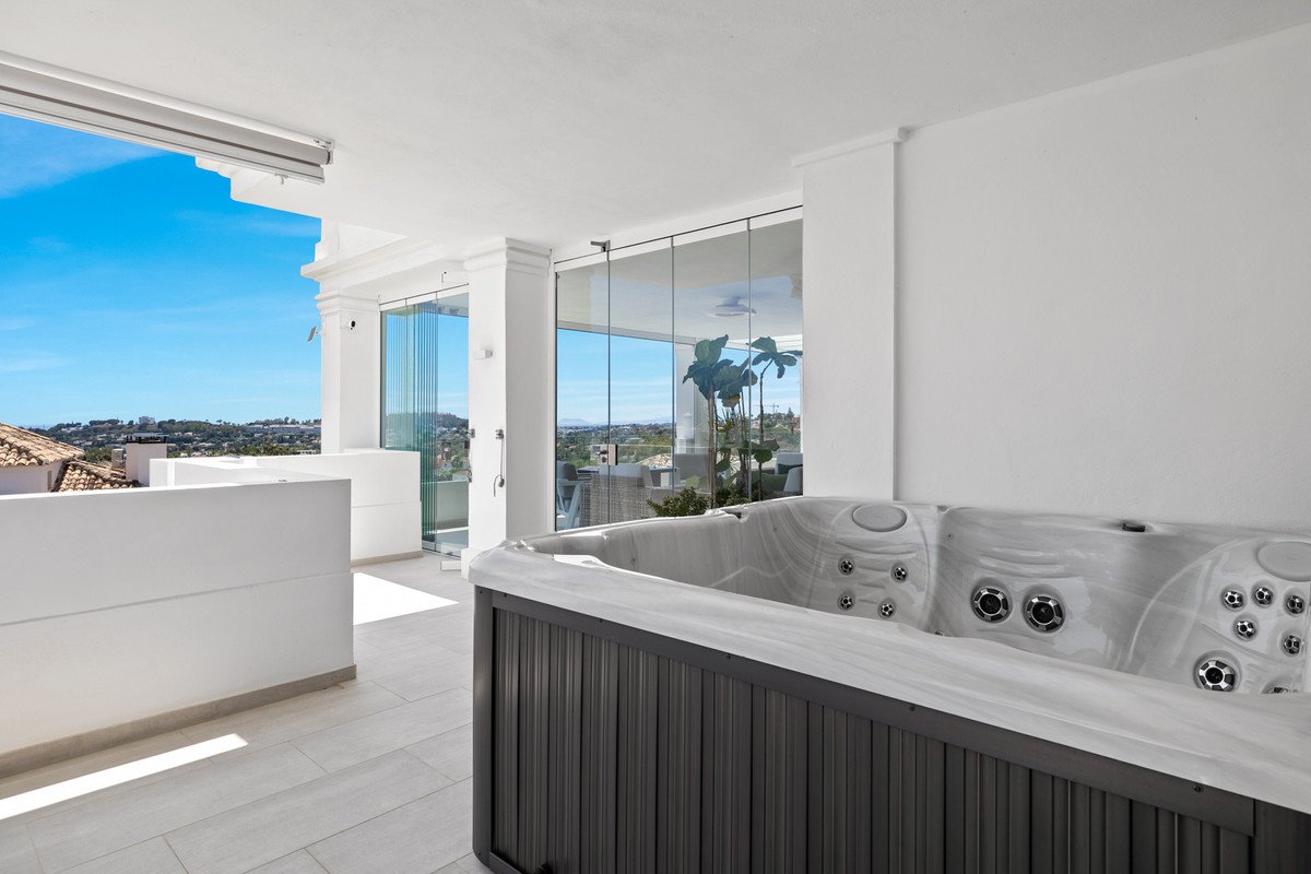 7 Bed Middle Floor Apartment in Nueva Andalucía
