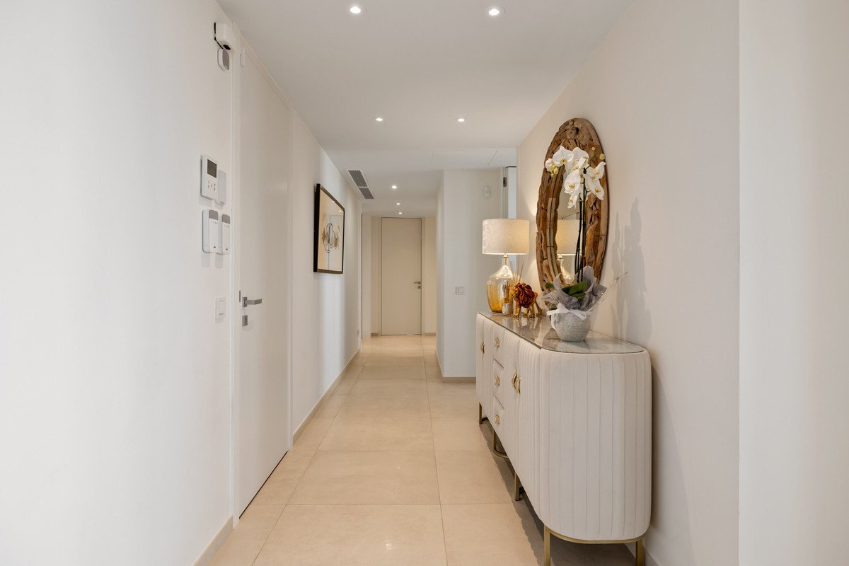 7 Bed Middle Floor Apartment in Nueva Andalucía
