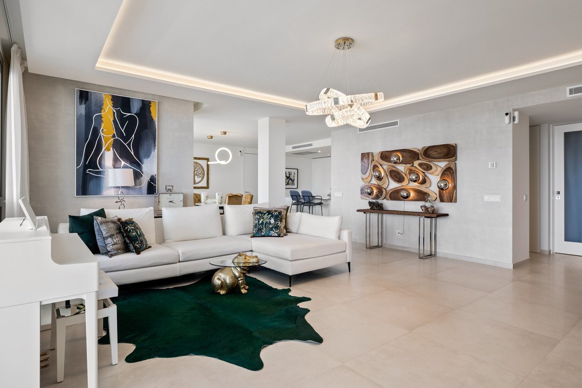7 Bed Middle Floor Apartment in Nueva Andalucía