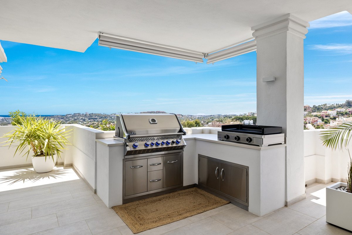 7 Bed Middle Floor Apartment in Nueva Andalucía
