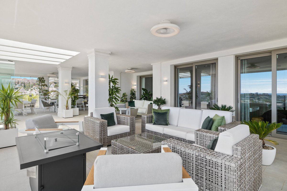 7 Bed Middle Floor Apartment in Nueva Andalucía