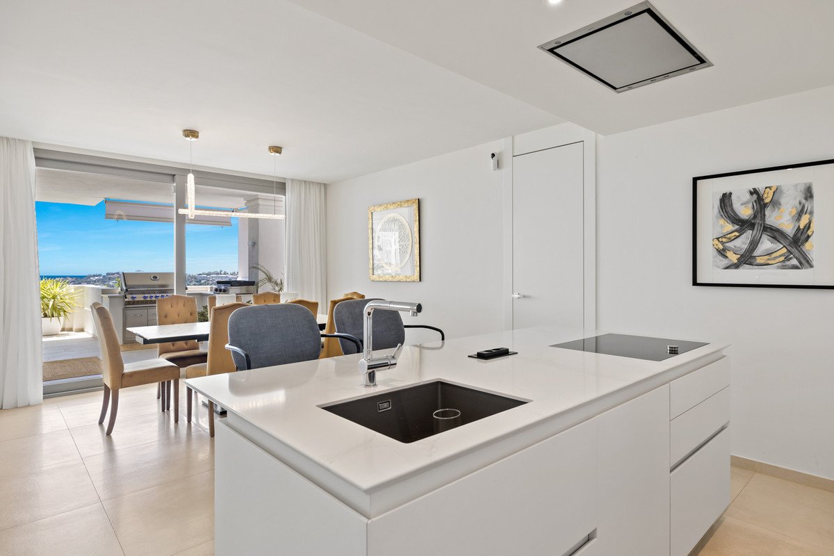 7 Bed Middle Floor Apartment in Nueva Andalucía