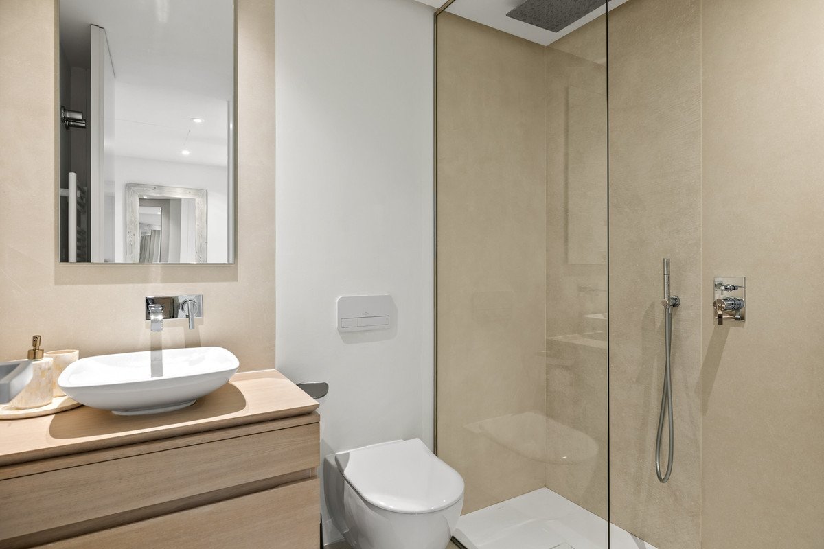 7 Bed Middle Floor Apartment in Nueva Andalucía