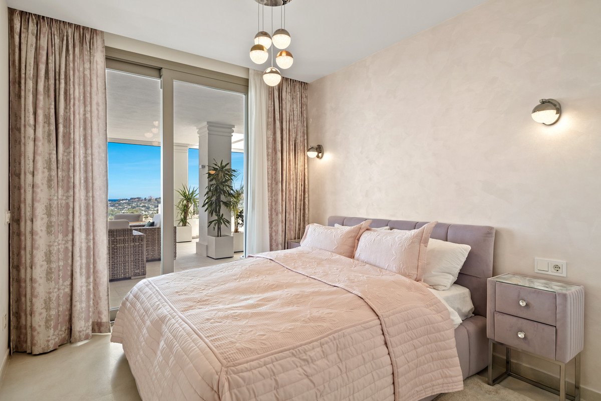 7 Bed Middle Floor Apartment in Nueva Andalucía