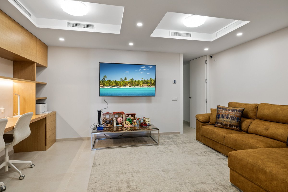 7 Bed Middle Floor Apartment in Nueva Andalucía