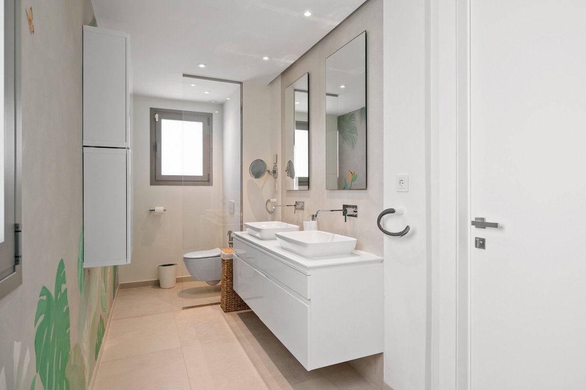 7 Bed Middle Floor Apartment in Nueva Andalucía