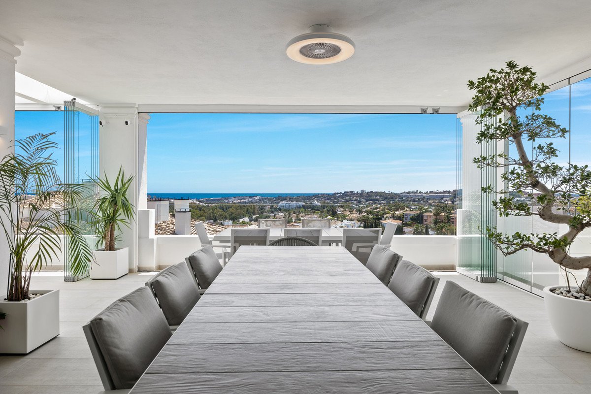 7 Bed Middle Floor Apartment in Nueva Andalucía