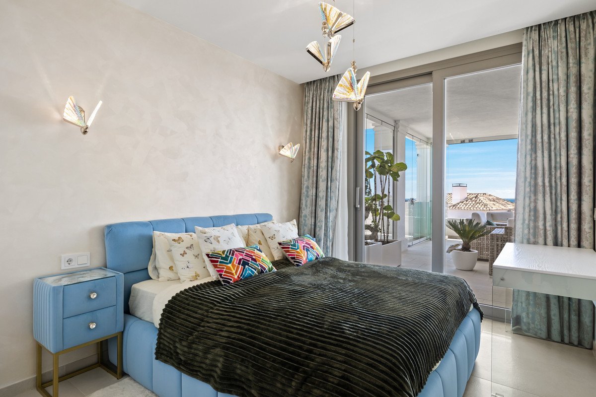 7 Bed Middle Floor Apartment in Nueva Andalucía