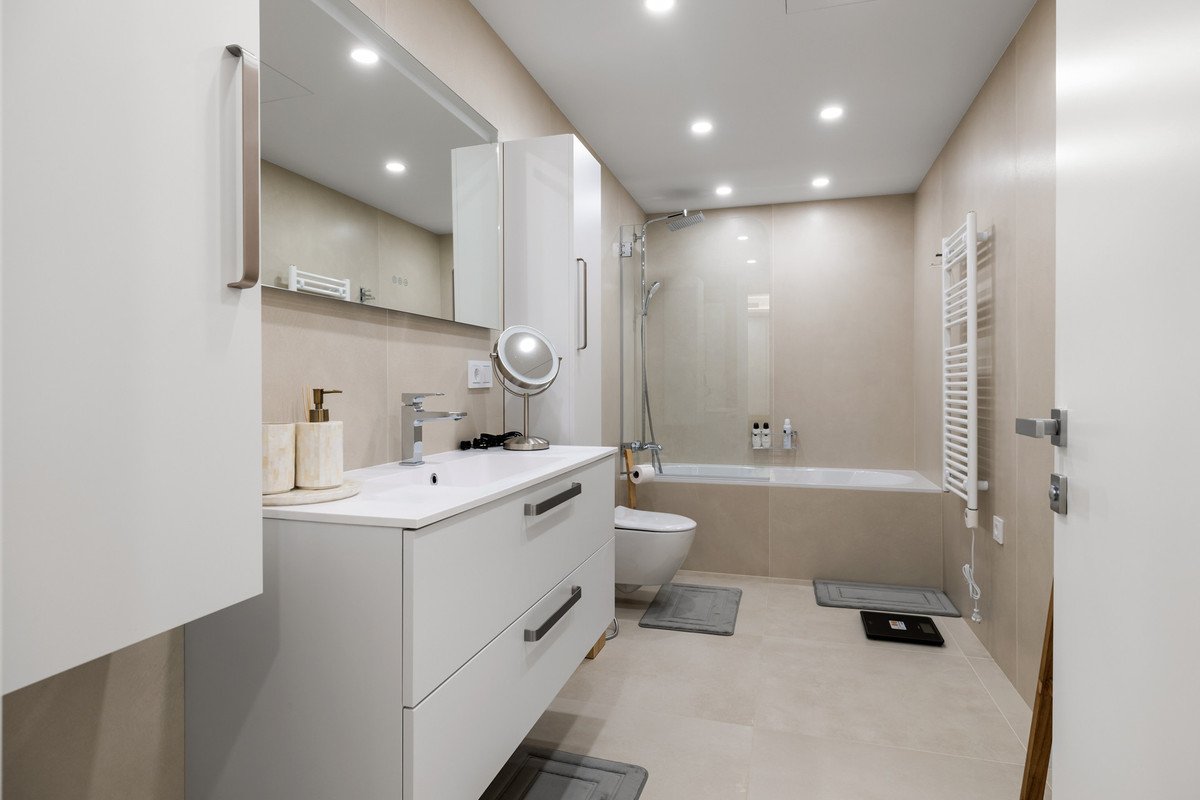 7 Bed Middle Floor Apartment in Nueva Andalucía