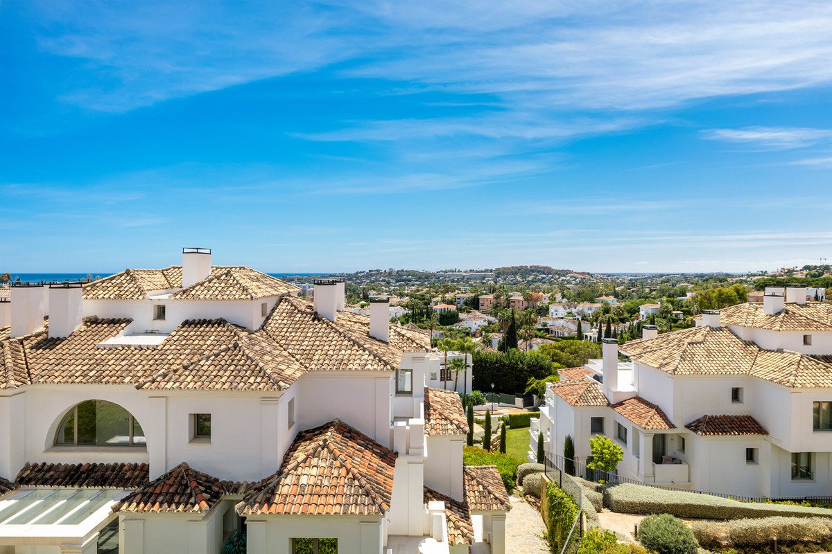 7 Bed Middle Floor Apartment in Nueva Andalucía