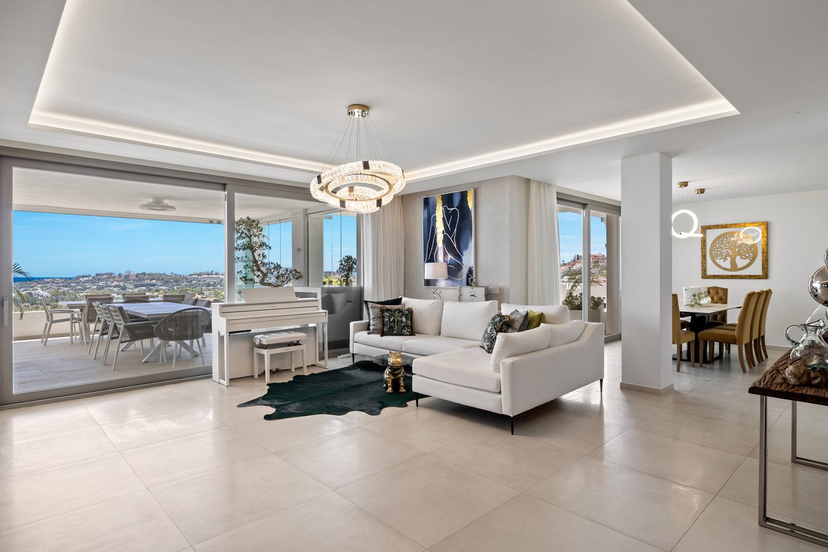 7 Bed Middle Floor Apartment in Nueva Andalucía
