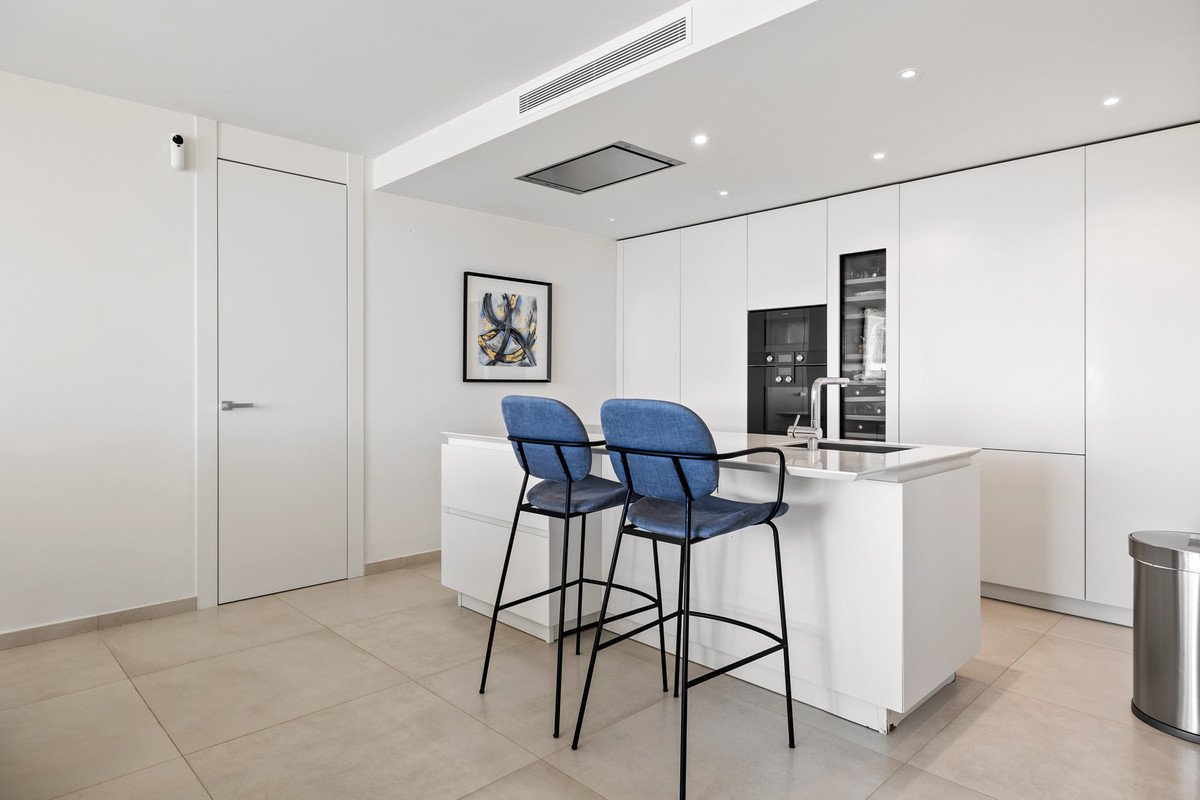 7 Bed Middle Floor Apartment in Nueva Andalucía