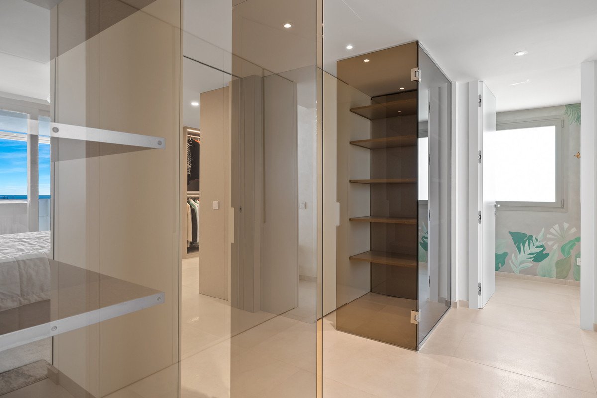 7 Bed Middle Floor Apartment in Nueva Andalucía