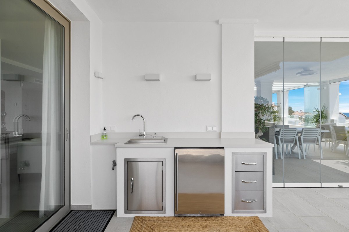 7 Bed Middle Floor Apartment in Nueva Andalucía