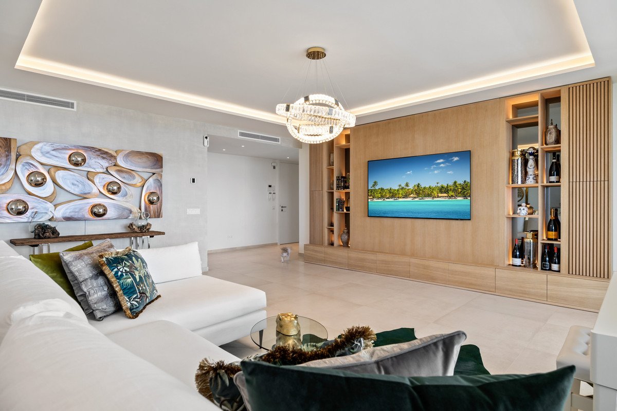 7 Bed Middle Floor Apartment in Nueva Andalucía