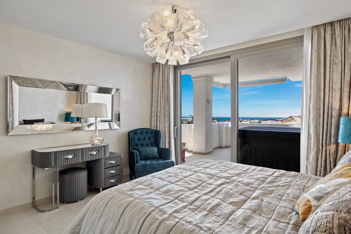 7 Bed Middle Floor Apartment in Nueva Andalucía