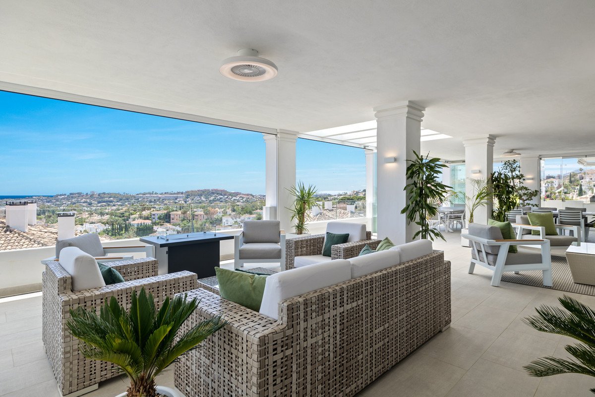 7 Bed Middle Floor Apartment in Nueva Andalucía